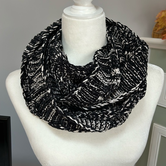 Accessories - Black-and-white infinity scarf